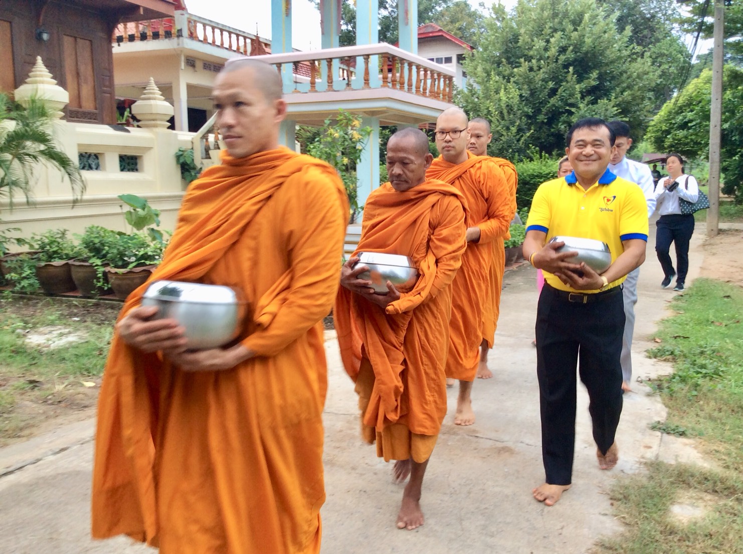 ประเพณี ตักบาตรเอกา(ฉันสำรวมในบาตร) ในเทศกาลเข้าพรรษา